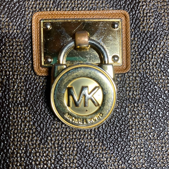 EUC Michael Kors Large Logo Continental Zip Wallet W/Locket - Picture 3 of 5